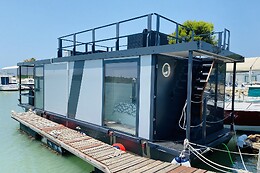 HOUSEBOAT - CASA FLOTANTE