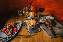 Restaurant Black and Blue