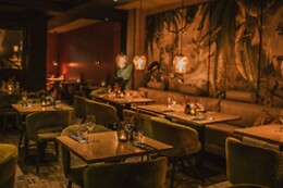 Restaurant Black and Blue